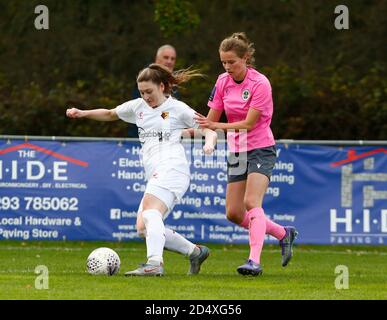 Horley, Großbritannien. Oktober 2020. L-R Kat Huggins von Watford Ladies und Immy Lancaster von Crawley Wesps Ladies während des FA Women's National League - Southern Premier Division Match zwischen Crawley Wesps Ladies und Watford Ladies in Horley Town am 11. Oktober 2020 in Horley, England Credit: Action Foto Sport/Alamy Live News Stockfoto