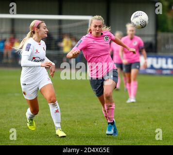 Horley, Großbritannien. Oktober 2020. L-R Ocean Rolandsen von Watford Ladies und TASE Stephens von Crawley Wesps Ladies während des FA Women's National League - Southern Premier Division Match zwischen Crawley Wesps Ladies und Watford Ladies in Horley Town am 11. Oktober 2020 in Horley, England Credit: Action Foto Sport/Alamy Live News Stockfoto