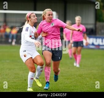 Horley, Großbritannien. Oktober 2020. L-R Ocean Rolandsen von Watford Ladies und TASE Stephens von Crawley Wesps Ladies während des FA Women's National League - Southern Premier Division Match zwischen Crawley Wesps Ladies und Watford Ladies in Horley Town am 11. Oktober 2020 in Horley, England Credit: Action Foto Sport/Alamy Live News Stockfoto