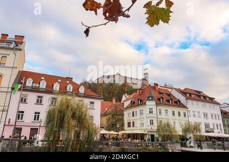 Ljubljana/ Slowenien-11. Oktober 2018: Faszinierendes Stadtzentrum und die befestigte Burg auf dem Hügel mit Blick auf schöne Häuser und Fluss unter du Stockfoto