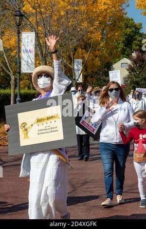 Große Pointe, Michigan, USA. Oktober 2020. Eine Parade markiert den 100. Jahrestag der Frauen, die das Wahlrecht gewinnen. Die Parade wurde von der American Association of University Women organisiert. Kredit: Jim West/Alamy Live Nachrichten Stockfoto