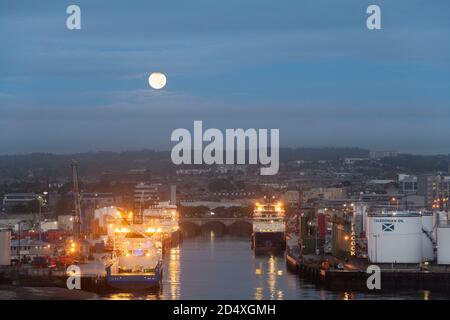 Ein Erntemond über dem Fluss Dee in Aberdeen, Schottland, mit Offshore-Versorgungsbooten im Hafen. Stockfoto