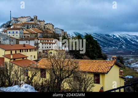 Klassische italienische Hügelstadt Casteluccio di Norcia, am Rande des Piano Mobile gelegen. Foto vor den verheerenden Erdbeben von 2016 Stockfoto