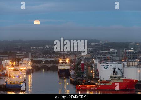 Anlegeplatz über der Mündung des Flusses Dee in Aberdeen, Schottland, mit Stützschiffen für die Nordsee-Ölplattformen, die entlang Kais im Hafen festgemacht werden Stockfoto