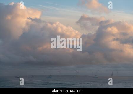 Vattenfalls Aberdeen Bay Wind Farm mit Hilfsschiffen für Ölplattformen am frühen Morgen Stockfoto