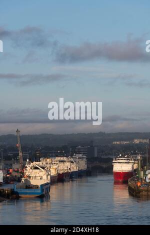 Versorgungsboote für die Offshore-Ölindustrie liegen entlang der Quayside in der Mündung des Flusses Dee in Aberdeen, Schottland Stockfoto