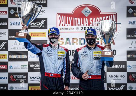 Sardinien, Italien. Oktober 2020. HUTTUNEN Jari (FIN), LUKKA Mikko (FIN), Hyundai NG i20, WRC 3, Podium während der Rallye Italia Sardegna 2020, 6. Lauf der FIA WRC Championship 2020 vom 8. Bis 11. Oktober 2020 in Alghero, Sardegna in Italien - Foto Paulo Maria / DPPI Kredit: LM/DPPI/Paulo Maria/Alamy Live News Stockfoto