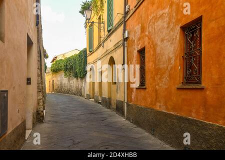 Blick auf die Via del Pignatello, eine schmale Gasse im historischen Zentrum von Siena, UNESCO W.H. Site, mit den typischen farbigen Häusern, Toskana, Italien Stockfoto