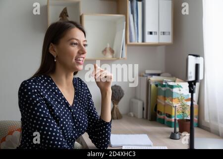 Lächelnde junge Bloggerin Aufnahme neues Video. Stockfoto