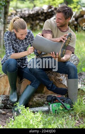 Frau und Mann in der Liebe spielen mit Stiefeln Stockfoto
