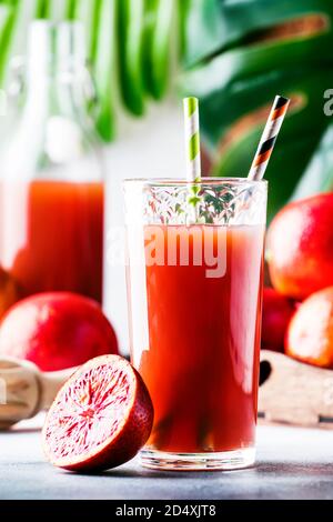 Sommersaft oder alkoholfreie erfrischende gesunde Cocktail oder Getränk aus frisch gepressten roten sizilianischen Orange, hellen Tisch Hintergrund. Selektiv Stockfoto