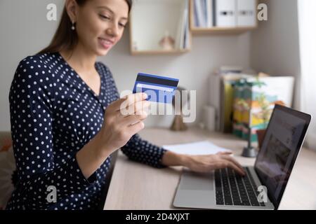 Lächelnd junge hübsche kaukasische Frau online einkaufen. Stockfoto