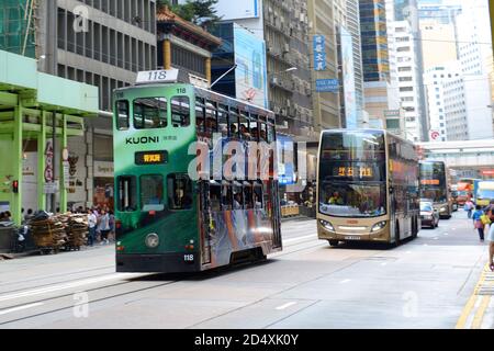 Doppelstocktram #169 auf der des Voeux Road Central in der Nähe der Pottinger Street auf Hong Kong Island, Hong Kong, China. Hong Kong Tramways haben über 110 Jahre Hi Stockfoto