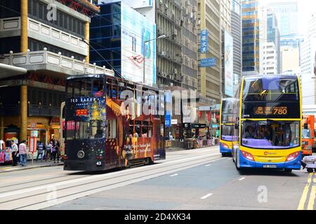 Doppelstocktram #169 auf der des Voeux Road Central in der Nähe der Pottinger Street auf Hong Kong Island, Hong Kong, China. Hong Kong Tramways haben über 110 Jahre Hi Stockfoto