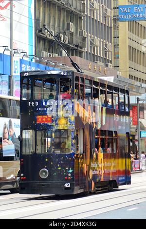 Doppelstocktram #169 auf der des Voeux Road Central in der Nähe der Pottinger Street auf Hong Kong Island, Hong Kong, China. Hong Kong Tramways haben über 110 Jahre Hi Stockfoto