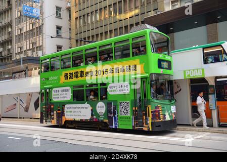 Doppelstocktram #169 auf der des Voeux Road Central in der Nähe der Pottinger Street auf Hong Kong Island, Hong Kong, China. Hong Kong Tramways haben über 110 Jahre Hi Stockfoto