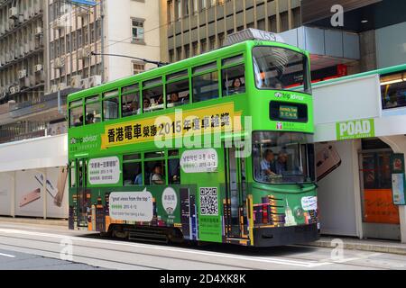 Doppelstocktram #169 auf der des Voeux Road Central in der Nähe der Pottinger Street auf Hong Kong Island, Hong Kong, China. Hong Kong Tramways haben über 110 Jahre Hi Stockfoto