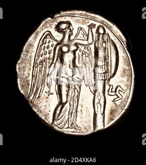 Seltene antike griechische Münze, Silberne Tetradrachme, Nike mit Rüstung, Kora 317 v. Chr. Stockfoto
