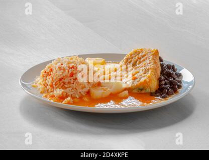 Mexikanisches traditionelles Essen, das chile relleno wörtlich "aufgeblasenen chile" ist ein Gericht in der mexikanischen Küche, die ihren Ursprung in der Stadt Puebla. Stockfoto