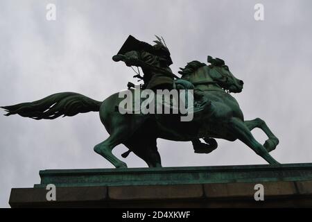 Tokio, Japan-2/23/16: Eine schattengrüne Statue von Kusunoki Masashige, die sein Pferd reitet, befindet sich im Kokyo Gaien National Garden. Stockfoto