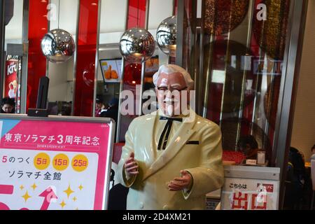 Tokyo, Japan-2/27/16: Nahaufnahme einer Plastik-Statue von Colonel Sanders vor einem japanischen KFC, direkt am Tokyo Sky Tree Einkaufszentrum. Stockfoto