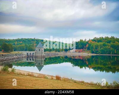 Spiegelung des Saville Dam Watch Tower, Connecticut Stockfoto
