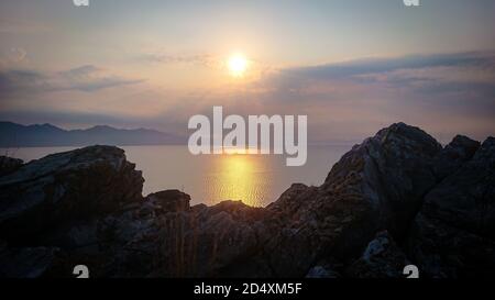 Sonnenaufgang über der Ägäis von der antiken Stadt Amos, in der Nähe von Marmaris in der Türkei Stockfoto