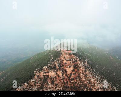 Luftaufnahme des Klosters Voulcanos in Messinia durch Regen Wolken Stockfoto