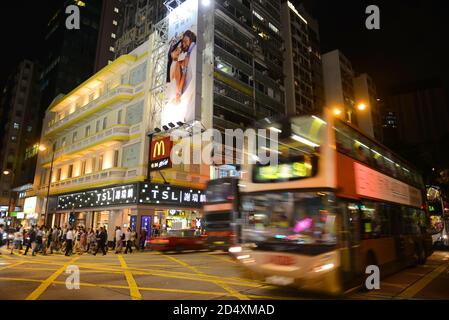 Nathan Road und Austin Road kreuzen sich bei Nacht in Kowloon, Hong Kong, China. Die Nathan Road ist eine Hauptverkehrsstraße in Kowloon. Stockfoto