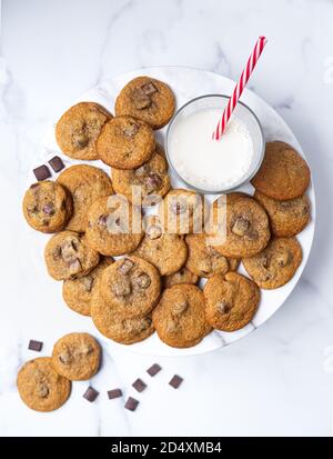 Blick von oben auf frisch gebackene hausgemachte Chocolate Chunk Cookies mit Speicherplatz kopieren Stockfoto