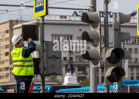 Moskau, Russland. 3. Oktober 2020 EIN Arbeiter des Moskauer Verkehrsmanagementzentrums installiert neue Ampeln an einer Kreuzung auf der Tverskaya-Straße im Zentrum von Moskau, Russland Stockfoto