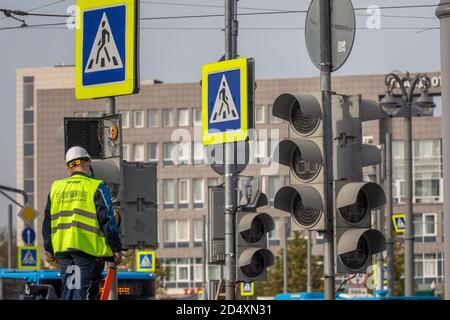 Moskau, Russland. 3. Oktober 2020 EIN Arbeiter des Moskauer Verkehrsmanagementzentrums installiert neue Ampeln an einer Kreuzung auf der Tverskaya-Straße im Zentrum von Moskau, Russland Stockfoto