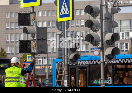 Moskau, Russland. 3. Oktober 2020 EIN Arbeiter des Moskauer Verkehrsmanagementzentrums installiert neue Ampeln an einer Kreuzung auf der Tverskaya-Straße im Zentrum von Moskau, Russland Stockfoto