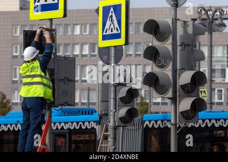 Moskau, Russland. 3. Oktober 2020 EIN Arbeiter des Moskauer Verkehrsmanagementzentrums installiert neue Ampeln an einer Kreuzung auf der Tverskaya-Straße im Zentrum von Moskau, Russland Stockfoto