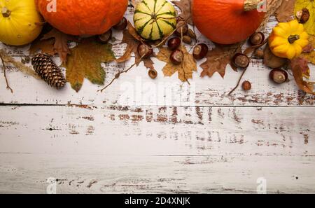 Halloween oder Thanksgiving Komposition auf weißem Tisch .Copy Raum. Stockfoto