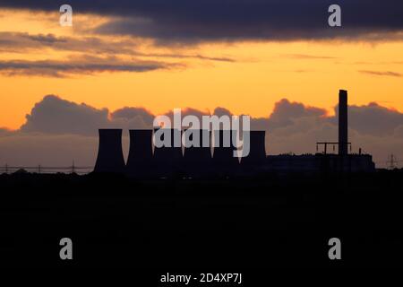 Silhouette des Kraftstation Eggborough, das nun geschlossen wurde und auf den Abriss wartet. Stockfoto