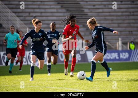 Naig Butel von Paris FC und Esther Mbakem Niaro von GPSO 92 Issy Kampf um den Ball während der Frauen Französische Meisterschaft D1 Arkema Fußballspiel Wette Stockfoto