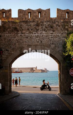 Gir auf einem Motorroller im Mandraki Hafen, Rhodos Insel Stockfoto