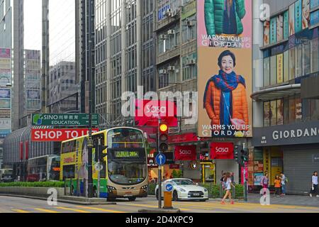 Hong Kong Nathan Road in Austin Road, Kowloon, Hong Kong. Die Nathan Road ist eine der Hauptverkehrsstraßen in Kowloon, Hongkong. Stockfoto