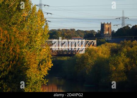 St. Edward the Confessor Church in Brotherton und die Güterbahnbrücke in das Kraftwerk Ferrybridge. Stockfoto