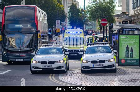 Sanitäter aus dem Krankenwagen nehmen an einem Zwischenfall in der Apotheke Boots Teil, während die Polizei von WMP Traffic eine separate Operation in Dale End, Birmingham, durchführt Stockfoto