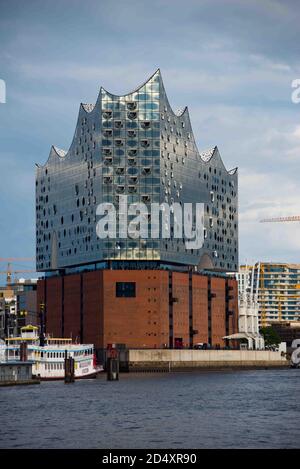 elbphilharmonie Konzerthalle, hanburg, deutschland, vom Fährenstandpunkt des Pendlers am Flussufer aus gesehen Stockfoto