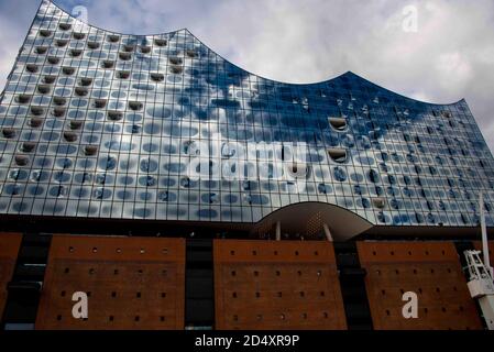 elbphilharmonie Konzerthalle, hanburg, deutschland, vom Fährenstandpunkt des Pendlers am Flussufer aus gesehen Stockfoto