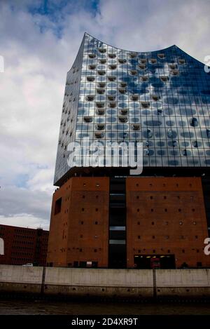 elbphilharmonie Konzerthalle, hanburg, deutschland, vom Fährenstandpunkt des Pendlers am Flussufer aus gesehen Stockfoto