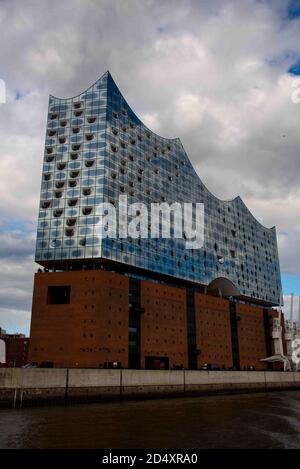 elbphilharmonie Konzerthalle, hanburg, deutschland, vom Fährenstandpunkt des Pendlers am Flussufer aus gesehen Stockfoto