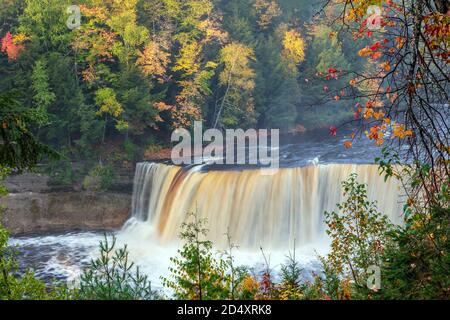 Upper Tahquamenon Falls, Tahquamenon Falls SP, Autumn, Michigan, USA von James D. Coppinger/Dembinsky Photo Assoc Stockfoto