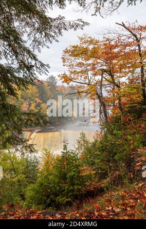 Upper Tahquamenon Falls, Tahquamenon Falls SP, Autumn, Michigan, USA von James D. Coppinger/Dembinsky Photo Assoc Stockfoto