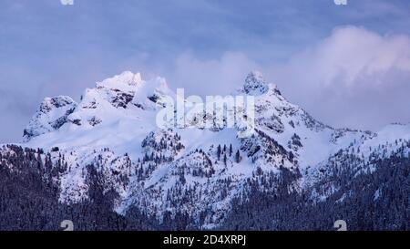 Blick auf den schneebedeckten Sky Pilot Berg, Squamish, British Columbia, Kanada Stockfoto