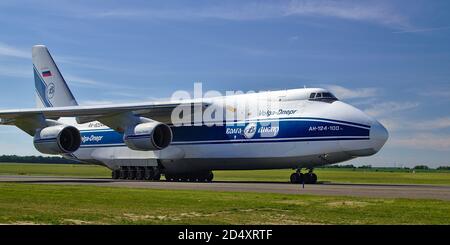 LKPR, Flughafen Prag, Tschechische Republik - 28. Mai 2017 - Antonov an-124 Ruslan - Flugzeugfrachter der Wolga-Dnepr Airlines, die auf dem Prager Flughafen landet Stockfoto