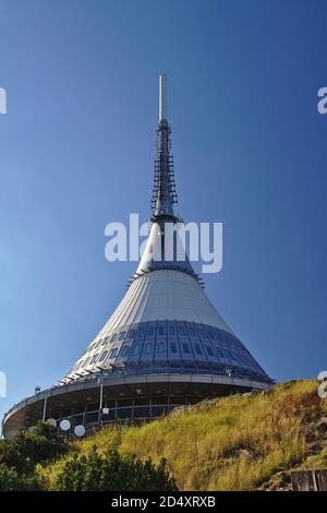 Jested, Liberec, Tschechische Republik - September 2020 - Restaurant, Hotel und Fernsehturm Ješt Turm, entworfen von Karel Hubá?ek Stockfoto